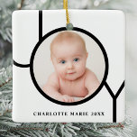 Anpassad fotopul i Baby Julgransprydnad Keramik<br><div class="desc">Denna moderna julfoto-Ornament dekoreras med ord JY i svart på vit bakgrund. Anpassade enkelt med ditt foto och namn.</div>