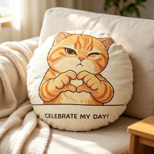 Anpassad fräck orange katt rund kudde födelsedagsp (Sassy orange cat round pillow, cute celebratory home decor and fun gift for cat lovers.)