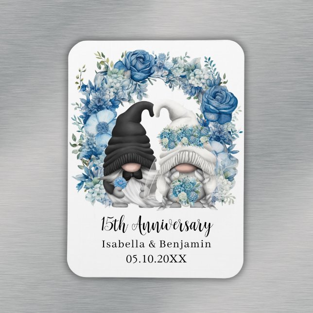 Anpassad Gnome Blå Blommor 15-års bröllopsdag Magnet (Custom Gnome Blue Flowers 15th Wedding Anniversary Magnet
)