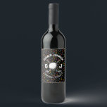 Anpassad golfmonogram med solnedgångsdesign vinflaska etikett<br><div class="desc">Minimalistisk anpassad elegant golfmonogramdesign av Edward Eksi. Enkel modifiering av INITIALER och TEXTER för dina behov.</div>