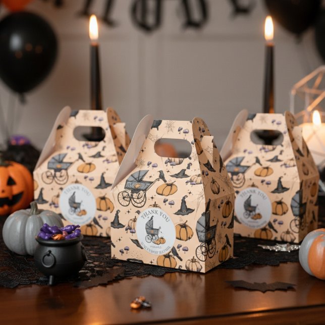 Anpassad Goth Viktoriansk Babysäng Halloween Presentaskar (Orange A Baby is Brewing Halloween Baby Shower Favor Boxes. Spooky Baby Carriage, Pumpkin, Witch Hat)