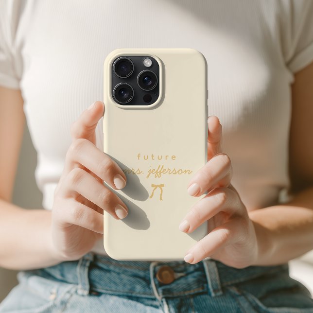 Anpassad Gul Minimalistisk Framtida Fru Brud Att V (Personalized Minimalist Future Mrs Bride To Be Phone Case | Custom Gift for Fiancée Future Mrs Case)