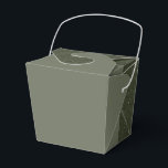 Anpassad halv-mossgrön presentask<br><div class="desc">Förhöj din evenemangspackaging med denna anpassade halva-och-halva Mossgröna Favor-box, konstnärligt delad mellan en slät mossgrön panel och en rik mossfläckig panel. Perfekt för företagspresenter, skolfondinsamlingar, bröllopsreceptioner, födelsedagsfester, religiösa festivaler, kampanjerbjudanden och mässutdelningar, denna mångsidiga favor-box har ett robust trådhandtag och gott om utrymme för godsaker, varumärkta produkter eller små produkter. Zazzles...</div>