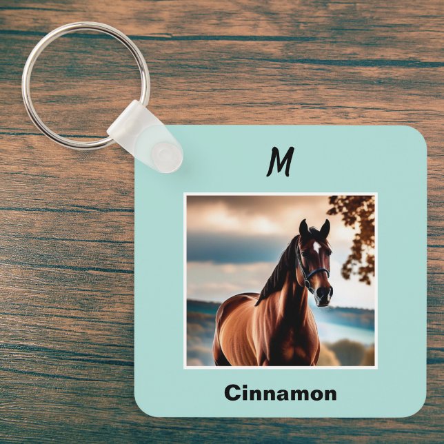 Anpassad hästfoto blå personlig monogram nyckelring (A keyring to personalized with your horse's photo and name, and your initial as a monogram)