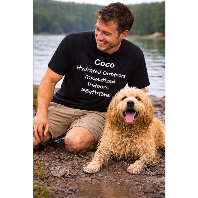 Anpassad hund hydratiserad utomhus traumatiserad i t shirt (Skapare uppladdad)