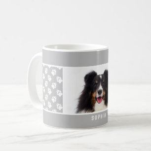 Anpassad husdjursfoto med vita tassavtryck på gråt kaffemugg