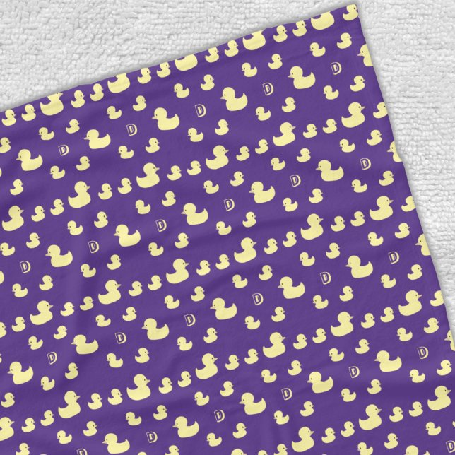 Anpassad initial gummiankpattern lila baby barn fleecefilt (Skapare uppladdad)