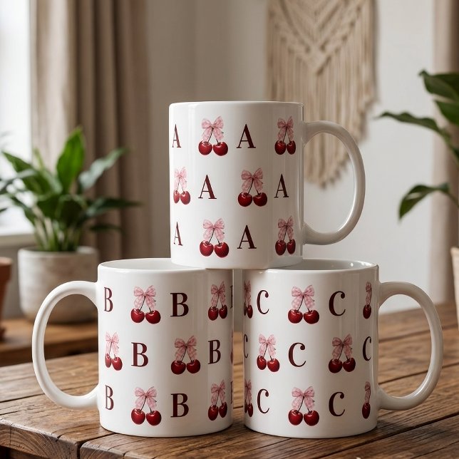 Anpassad initial körsbärsgingham-mugg present till kaffemugg (Personalized initial coquette cherry birthday | graduation | wedding | bachelorette party mug gift)