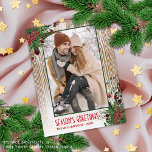 Anpassad krans & Farmhouse träplankor Mönster Vykort<br><div class="desc">Unik, elegant, trendig, snygg och dekorativ säsongsbetonad jul- och nyårshälsningskort. Snygg säsongshälsningstext och utrymme för att anpassa eller personliggöra med ett foto och familjenamn eller namn som du väljer. Med röda bär och gröna blad blomsterkransar på en väderbiten grå rustik lantgårdsinspirerad brädgårdsplankmönsterbakgrundsdesign. Och en anpassningsbar säsongshälsningsdikt på baksidan av kortet,...</div>