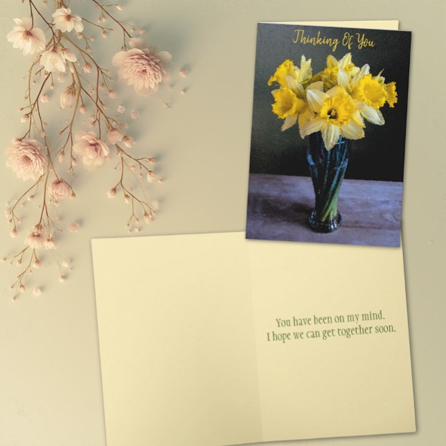 Anpassad livlig Narciss Stilleben Tänker på Dig Kort (Greeting card with daffodil flowers in vase cover and template text. Inside template text also. )