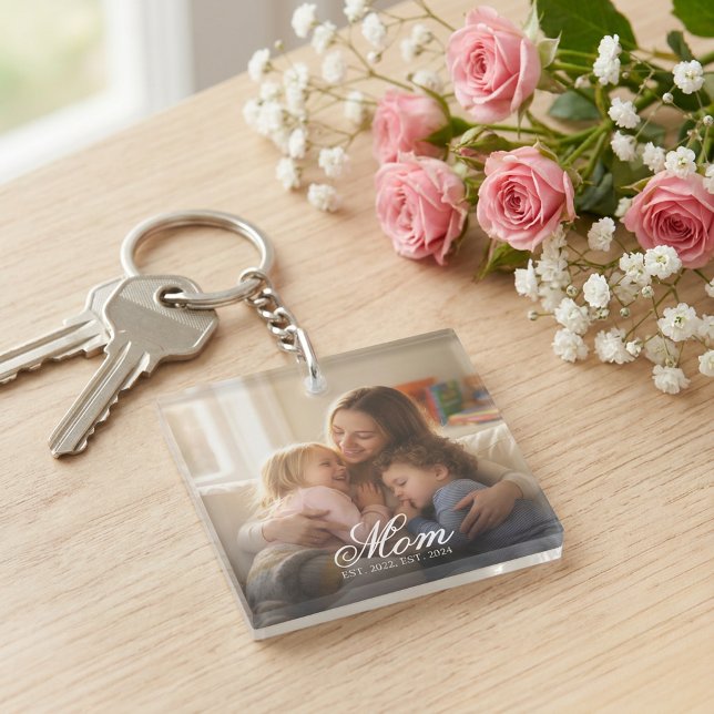 Anpassad Mamma Foto Skript Est Datum Mors dag (Mom Established White Elegant Script Photo Keychain )