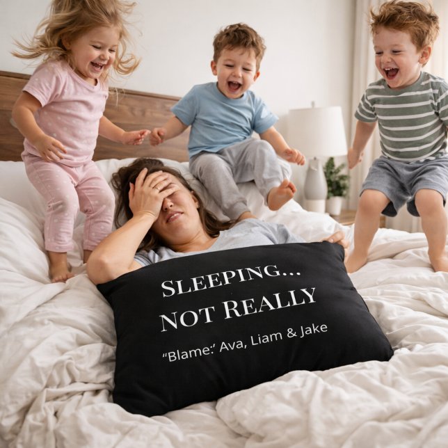 Anpassad mamma sover inte riktigt svart-vit kudde (Skapare uppladdad)