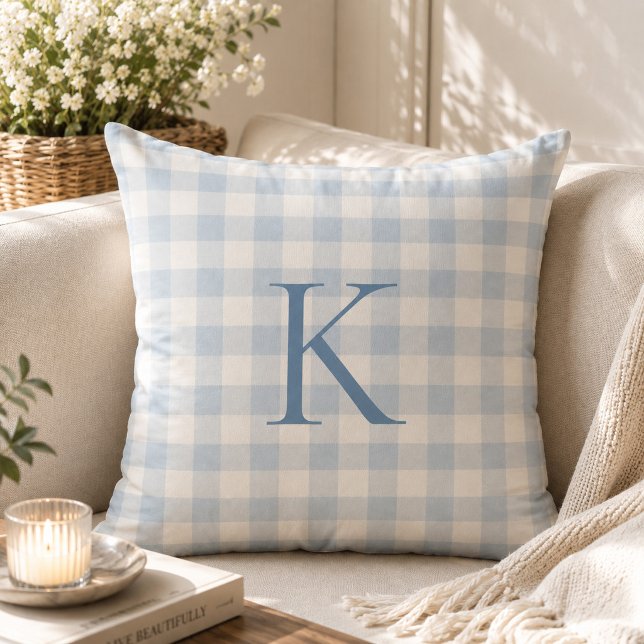 Anpassad Mjuk Ljusblå Gingham Arvstämpel Monogram Kudde (Skapare uppladdad)