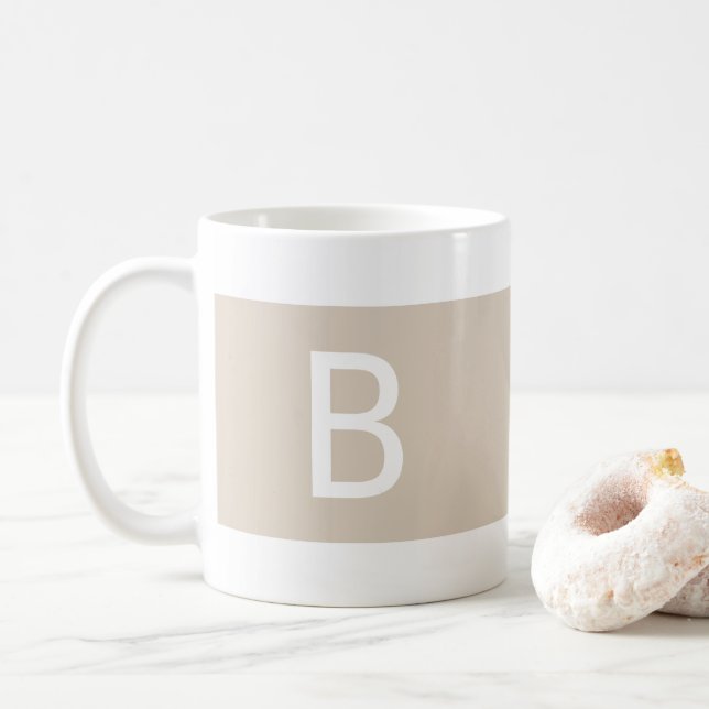 Anpassad Modern Initial Monogram Tan Vit Kaffemugg (Med munk)