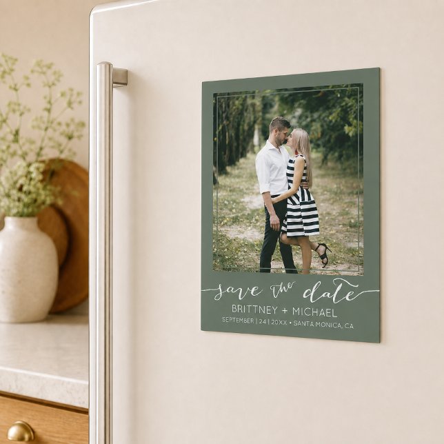 Anpassad modern mörk salvia Spara datum-fotografi (Announce your wedding with this custom photo modern dark sage save the date design. )