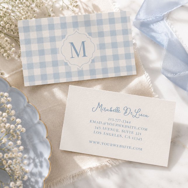 Anpassad Monogram Arvstykke Coquette Blå Gingham Visitkort (Blue gingham personalized business card with custom monogram on the front and contact information)