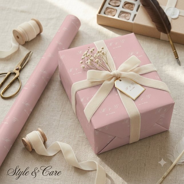 Anpassad monogram datum mönster mjuk rosafärgad ro presentpapper (Custom Monogram Date Pattern Soft Blush Pink Wrapping Paper)