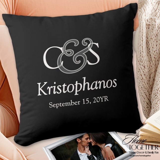 Anpassad monogram initial skript kalligrafi bröllo kudde (Custom Elegant Script Monogram Ampersand Overlay Effect Newlywed Throw Pillow)