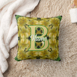 Anpassad monogram med din initiala Primrose-blomma Kudde