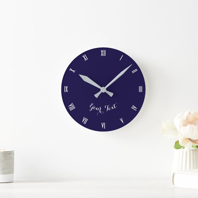 Anpassad monogram modern elegant marinblå silver rund klocka (Custom Monogrammed Modern Elegant Navy Blue Silver Round Clock)