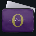 Anpassad Monogram Skript Namn Lila Vit Guld Laptop Fodral<br><div class="desc">Denna eleganta monogram och stiliga namn-design kan ges som en present för en födelsedag, bröllop, bröllopsdusch, årsdag, mors dag eller någon annan tillställning. Den kan anpassas med personens initial och namn. Du kan ändra teckensnitt, teckensnittsfärg, teckensnittsstorlek och bakgrundsfärg med hjälp av Designverktyget. Teckensnittsstorleken måste minskas för initialerna J och Q....</div>