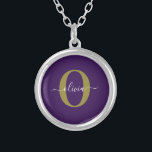 Anpassad Monogram-skript Namn Lila White Guld Silverpläterat Halsband<br><div class="desc">Den här elegantens monogram- och snyggt-manusförfattaren namn kan ges som en gåva till en födelsedag, bröllop, möhippa, årsdag, Mors dag eller vilken tillfälle som helst. Det kan vara personlig med människans initialtid och namn. Du kan ändra teckensnitt, teckensnitt färg, storlekt teckensnitt och bakgrund färg med Verktyg i Design. Teckensnittet storlekt...</div>
