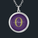 Anpassad Monogram-skript Namn Lila White Guld Silverpläterat Halsband<br><div class="desc">Den här elegantens monogram- och snyggt-manusförfattaren namn kan ges som en gåva till en födelsedag, bröllop, möhippa, årsdag, Mors dag eller vilken tillfälle som helst. Det kan vara personlig med människans initialtid och namn. Du kan ändra teckensnitt, teckensnitt färg, storlekt teckensnitt och bakgrund färg med Verktyg i Design. Teckensnittet storlekt...</div>