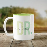Anpassad namnavskrivning för det nya Doktor-phD-na Två-Tonad Mugg<br><div class="desc">Det moderna kaffet mugg säger DR i modern typografi i dammiga gröntar med namn i trendig-manuskalligrafi på ett två ton kaffe mugg. Perfektens uppskattningsport för en speciell doktor i ditt liv,  ett hjärtligt tack eller PhD studenten-gåva!</div>