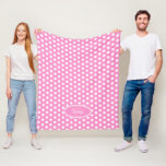 Anpassad namnskyltfilt för rosa-polka-punkt fleecefilt<br><div class="desc">Modern rosa och vit polka-filt för mönstrade flickor. Anpassa den här filten med ditt namn och din familj först. Idealisk personlig för flickor och kvinnor Gör en unik flicka,  födelsedagspresent eller firande-gåva. Kontakta mig om du behöver hjälp med din egen personlig namn. © Designad av www.mylittleeden.com</div>