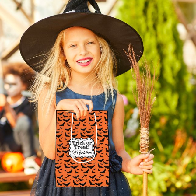 Anpassad Orange och Black Halloween Fladdermus (Trick or treat bags with cute black bats on orange background are personalized with someone's name!)