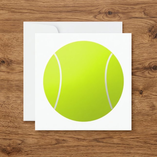 Anpassad Personlig Text Tennisboll Fyrkantig Fest Inbjudningar (Customizable tennis party invitations on wood desk. Great for tennis themed events.)