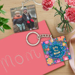 Anpassad Photo Söt Blommigt Kärlek You Mamma Art<br><div class="desc">Söt Blue Blommigt Anpassade Photo keychain. Designad så att du kan lägga till ett eget foto på ena sidan och Kärlek You Mamma-typografin på den andra. Den här snyggt blått och rosa Inspirief-nyckelkedjan blir en keepsaké som hon kommer att vårda. Blommigten roligt, handritade teckningar ger ett unikt och vismiskt ljus....</div>