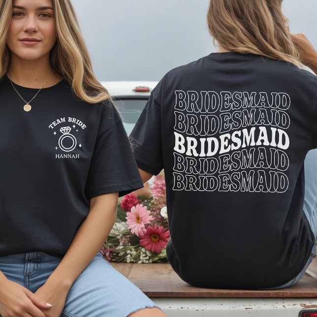 Anpassad presenttröja till brudtärnor och brudstam t shirt (Personalized Bridesmaid Shirt Gift for Bridal Party and Bachelorette Weekend)