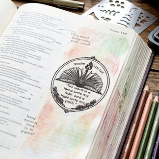 Anpassad Psaltaren 119:105 Bibelvers | Öppen bok f Stämpel