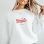 Anpassad Rosa 'Brud' Möhippa Bröllopsfest T Shirt<br><div class="desc">Anpassad Rosa 'Brud' Möhippa Bröllopsfest Sweatshirt. Personalisera denna minimalistiska och eleganta bröllopsskjorta med brudens namn under 'brud' i rosa skrivstil. Blir en perfekt artikel för en möhippa eller bröllopsfest.</div>
