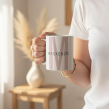 Anpassad rosa monogrammugg present till mamma elle