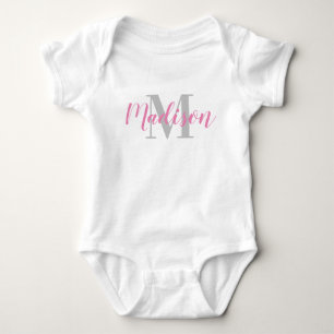 Anpassad rosa namn och grå initial baby t-shirt
