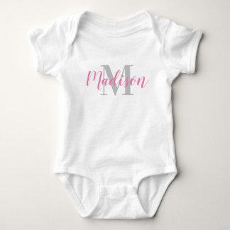 Anpassad rosa namn och grå initial baby t-shirt