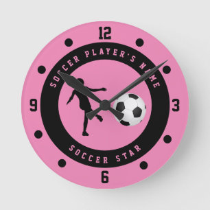 Anpassad rosa och svart flickas fotbollsstjärna sp rund klocka