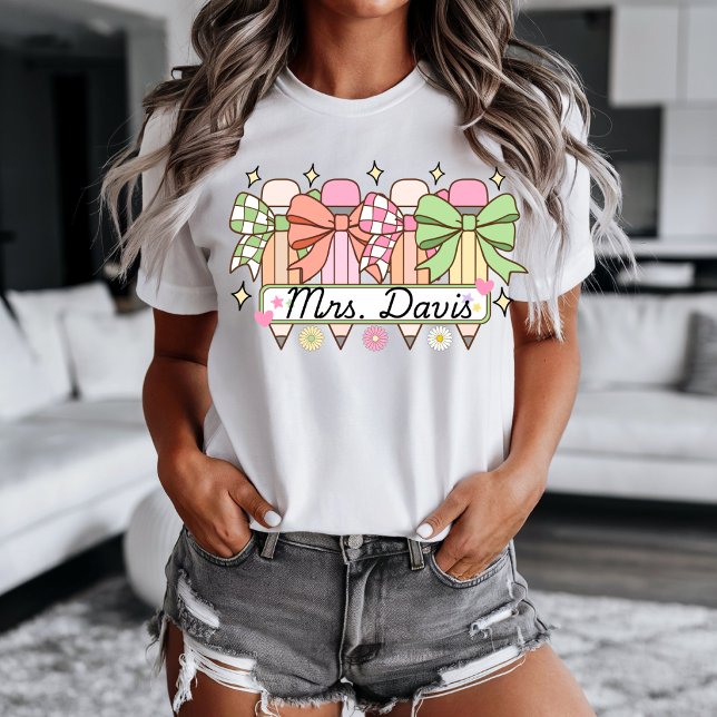 Anpassad skollärarens namn design t shirt (Cute Teacher design with school pencils and teachers real name. )