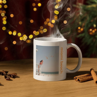 Anpassad sommarstämning med fet typografi kaffemugg