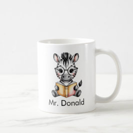 Anpassad söt babyzebra som läser en bok kaffemugg