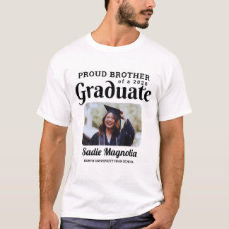 Anpassad stolt bror till examen 2026 t shirt