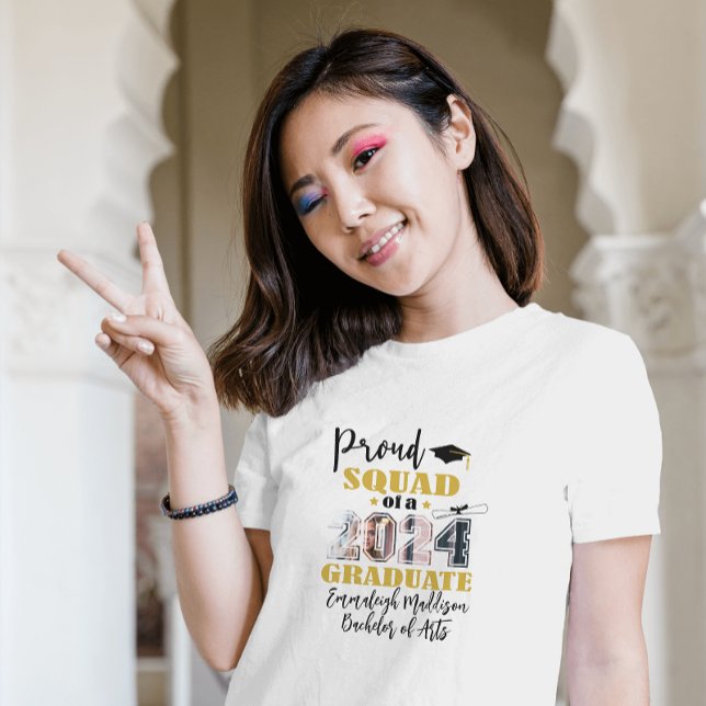 Anpassad stolt gruppbild 2024 examen t shirt (Skapare uppladdad)