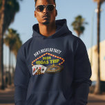 Anpassad Svärmningstripptur till Las Vegas Hoodie<br><div class="desc">Anpassa dina egna mössa för svärmningstripptur för en Las Vegas-utflykt. En cool personlig hoodie med kasinostaplar som en kortlek,  pokerchips och roulettehjul med Vegas Trip i gul skrift. Roliga spelar-t-shirts för hela din grupp.</div>