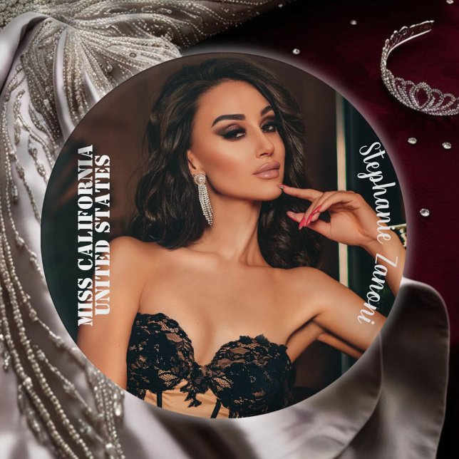 Anpassad tävling knappnål - Välj din storlek Knapp (This custom photo pageant button features light text and your image to commemorate your reign)