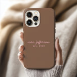 Anpassad telefonfodral för brud till möhippa<br><div class="desc">Fira din kärlekshistoria varje dag med denna personliga telefonfodral, designad för brudar, nygifta och par som värdesätter meningsfulla minnessaker. Lägg till ditt nya efternamn, initialer, bröllopsdatum eller “Mr & Mrs” för att skapa ett unikt, skyddande och stilrent fodral som följer med vart du än går. Detta anpassade telefonfodral är en...</div>