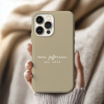 Anpassad telefonfodral för nygifta för make och ma<br><div class="desc">Fira din kärlekshistoria varje dag med denna personliga mobilskal, designad för brudar, nygifta och par som värdesätter meningsfulla minnessaker. Lägg till ditt nya efternamn, initialer, bröllopsdatum eller "Mr & Mrs" för att skapa ett unikt, skyddande och stilrent skal som följer med vart du än går. Denna anpassade mobilskal är en...</div>