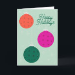 Anpassad text Mint Magenta Pickleball-ornamenter Helgkort<br><div class="desc">Både meddelandet på framsidan och insidan av detta julkort kan anpassas med din egen text. Detta kort har några picklebollar utklädda som julgranens ornament. Mina pickleball-ornamentillustrationer är i ljust magenta, ljust rödorange och mörkgrön mot en mintgrön bakgrund illustrerad med festliga stjärnformer. Det finns en koordinerad ornamentgrafik på insidan av omslaget....</div>