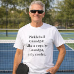 Anpassad text Rolig farfar Pickleball T Shirt<br><div class="desc">Vi presenterar den roliga Custom Text Grandpa Pickleball-spelarens speltröja! Designad speciellt för de coolaste farfar som älskar att spela pickleball. Den här roliga och unika t-shirten är den perfekta presenten till din favorit-farfar som spelar pickleball. Med möjlighet att anpassa texten kan du göra den ännu mer speciell. Visa din farfar...</div>